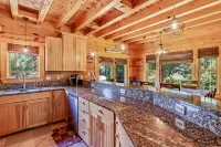 5 miles to Tryon Equestrian Center large log cabin  4 Bedroom 2.5 bath