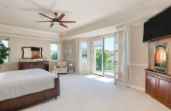 สระว่ายน้ำและห้องภาพยนตร์สุดเอ็กซ์ตราอร์ดินารี่ที่ Grand Contento โดย Avantstay