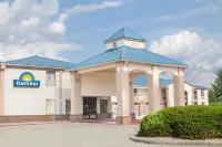 Quality Inn & Suites Decatur Priceville I-65 فنادق في Priceville