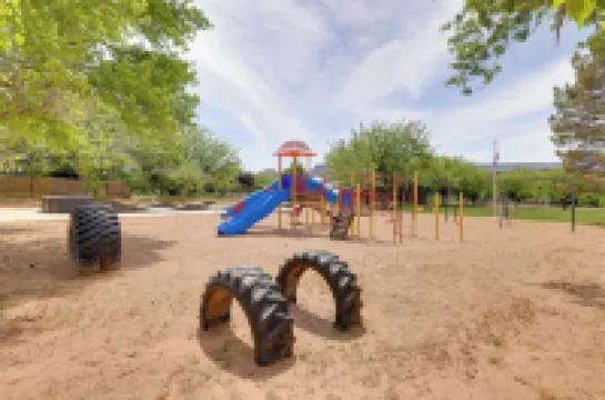 Hot Tub & Views: Modern Home 15 Mi to Zion NP