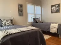The Parson's Cottage - Charming, Cozy, Adorable! Hotels near First Baptist Church