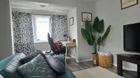 Bright, central location. Walking to all amenities.  호텔