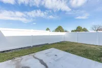 Spacious kitchen suitable for large groups, close to shopping, parks & wineries.