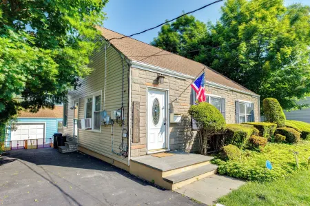 Convenient Apt 2 Mi to Sprain Ridge Park! Отели рядом с достопримечательностью «Антермайер Гарденс Консерванси»