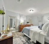 3 Bedroom Sleeps 8 - Close to Downtown Fun, Medical Center & Shopping,
