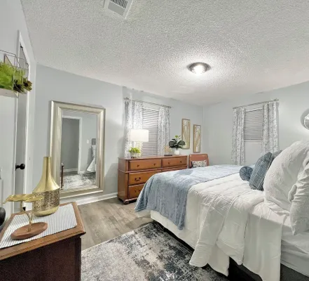 3 Bedroom Sleeps 8 - Close to Downtown Fun, Medical Center & Shopping,