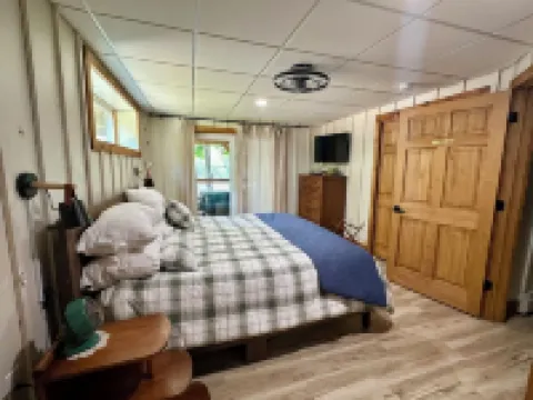 Sacandaga Lakefront Home, Pet Friendly, Sleeps 15! Fire Pit, Outdoor Deck