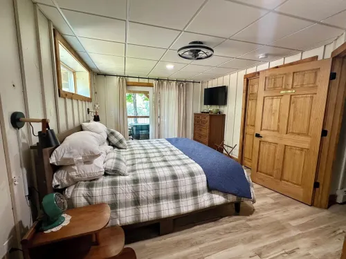 LAKEFRONT! Sleeps 15, Pet-friendly, Charming Chic Home