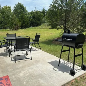 WhiteTail Cabin with Shuffleboard, Fireplace, WiFi, South of Norman