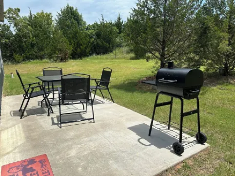 WhiteTail Cabin with Shuffleboard, Fireplace, WiFi, South of Norman