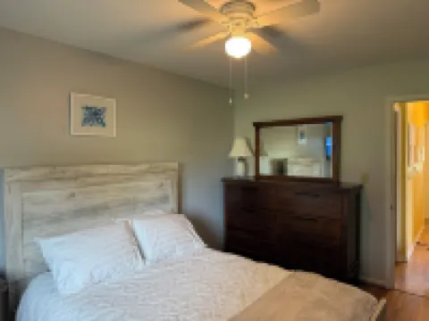 Charming 3-bedroom riverside cottage in brilliant Tawas City