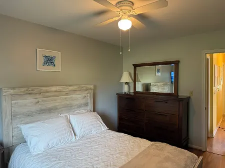 Charming 3-bedroom riverside cottage in brilliant Tawas City Отели в г. Тавас Сити