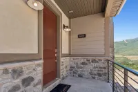 Park City close-4-bedroom, 3.5 bath new home with Fast WiFi, AC, Garage & VIEWS!