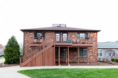 Modern Decor and Combined Balcony - Charming Coastal Escape Отели в г. Гурон Тауншип