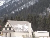 Picture Perfect Luxury Red River Ski Chalet ON THE RIVER w/ HOT TUB