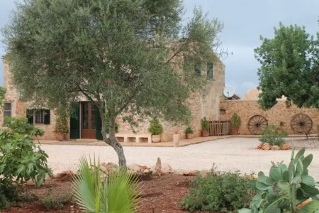 Rural estate with pool and professional tennis court Отели рядом с достопримечательностью «Racó de s'Arena»