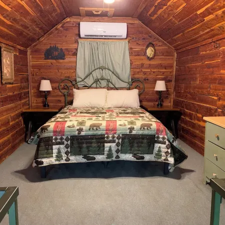 Beautiful Log Cabin w/loft. 1/2 mile to Red's Landing Boat Launch! A+ fishing.
