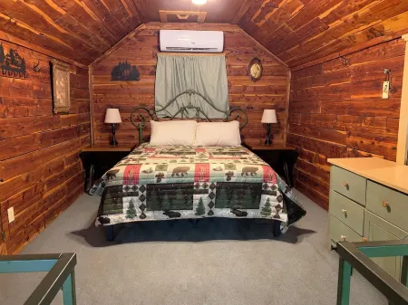 Beautiful Log Cabin w/loft. 1/2 mile to Red's Landing Boat Launch! A+ fishing.