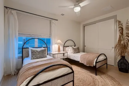 Stunning home with pool, walking distance to the square Отели рядом с достопримечательностью «Клаб Уайлдфлауэр»