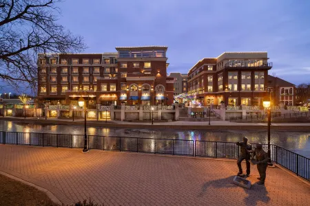 Hotel Indigo Naperville Riverwalk Отели рядом с достопримечательностью «Нейпер Сетлемент»