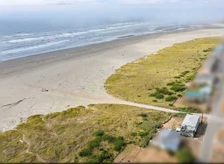 Ocean View and Deck for Relaxation - Stunning Coastal Escape