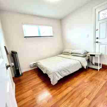 Cozy 2-bedroom guesthouse in a convenient location Rooms