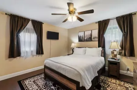 Charming 2 Bedroom Top Floor Duplex In Heart of Washougal Отели рядом с достопримечательностью «Two Rivers Heritage Museum»