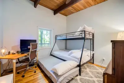 Catskills Mid-Century Modern 2-bedroom in Monticello, NY Hotels near Top Golf Swing Suite at The Alder