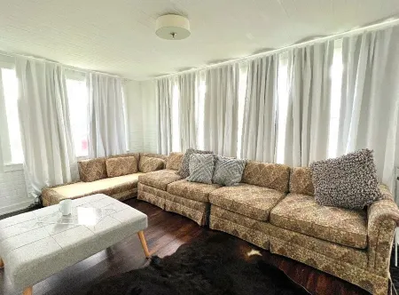 Cozy Cottage / One Block Away FromWater!