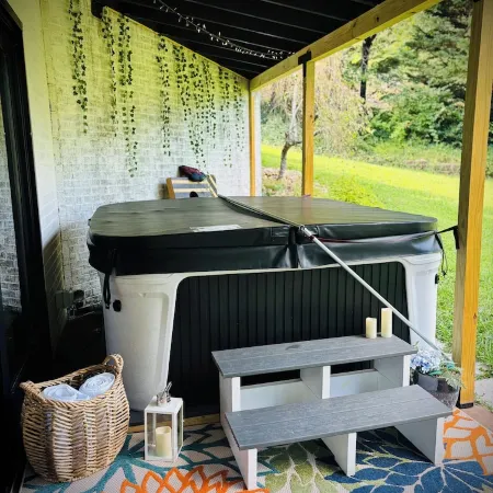 Luxury cottage with hot tub, game and movie room, coffee bar, King bed & robes! Отели в г. Хэмблен