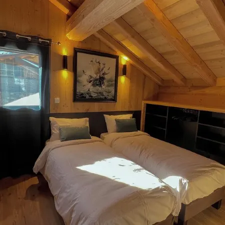CHALET LOUNE sleeps 14 with jacuzzi and sauna