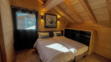 CHALET LOUNE sleeps 14 with jacuzzi and sauna