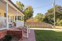 Spacious 4-bedroom house in charming Fayetteville with WiFi