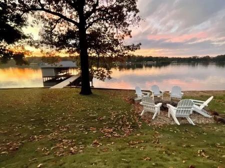 Barefoot Bay HideawayA Spacious Lakefront home on Lake Bob Sandlin