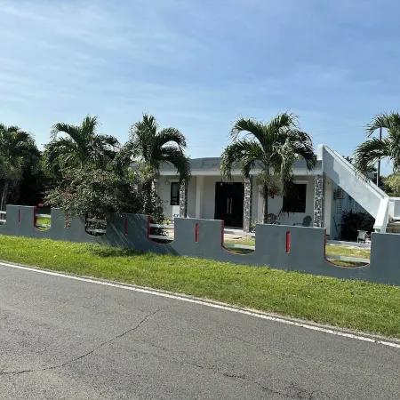 Coastal Private Home 3 bedrooms 3 bathrooms all amenities steps away from Beach