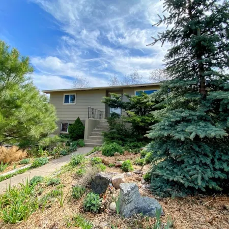 1-bedroom, with fireplace, king bed and cruiser bikes.