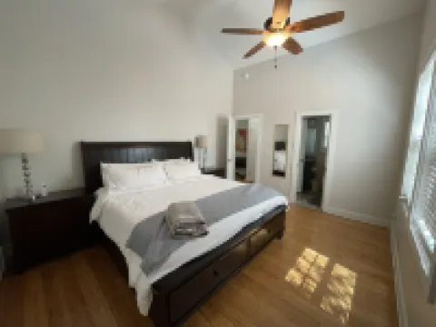 Adorable guest house with private backyard in Mount Pleasant