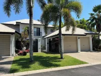 Tranquil Bali-Style 4 br lux beachside townhouse with own pool