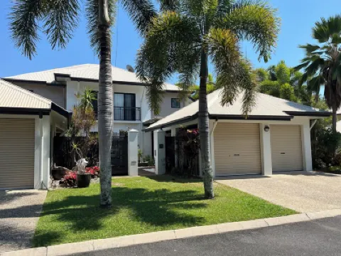 Tranquil Bali-Style 4 br lux beachside townhouse with own pool Hotels near Clifton Beach