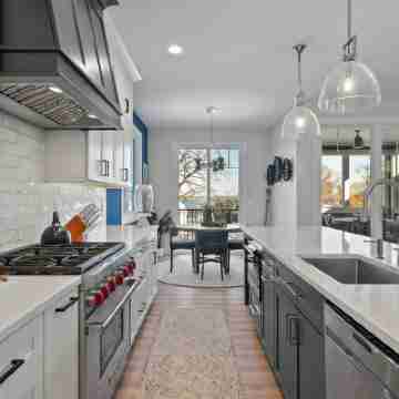 Lake Access and amazing views, 5 bedrooms within walking distance to downtown Others