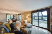 Large Home w/ Game Room, 4 Mi to Mississippi River - parking
