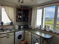 Family Cottage by the Crinan Canal, handy for whisky, golf and standing stones. Hotels in Lochgilphead