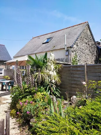 2-person house with sea view 600 meters from the beach