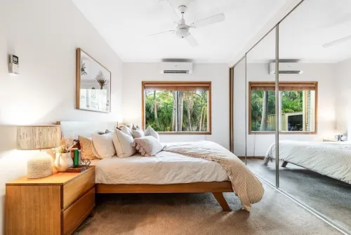 Dave and Jayne's Retreat - luxury king bed self-contained apartment. Hotels in Berwick