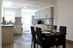 Green Corner House Sleeps 6 & Free Parking