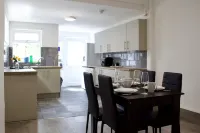 Green Corner House Sleeps 6 & Free Parking