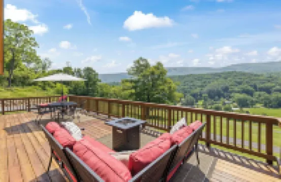 Hilltop Cabin w/ Stunning Views Minutes to Homestead Resort