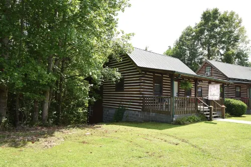 Cozy Pondside Cabin five minutes from Laurel Lake