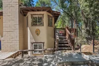 Fall Getaway ~ 5 BR Family Retreat, Game Room, Fire Pit, Minutes to SkyPark