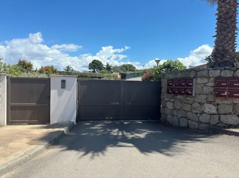 Apartment 84m2- 3 bedrooms - terrace 34 m2 - beach, restaurants on foot - parking